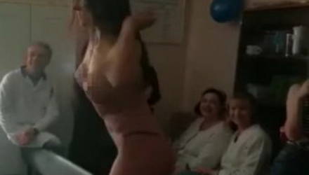 Видео стриптиза на корпоративе в морге вызвало скандал