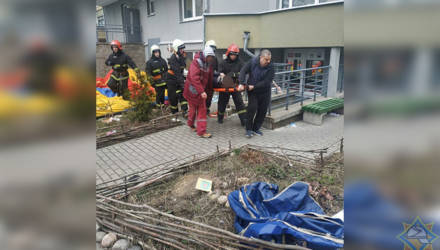 Белоруска выпрыгнула из окна, но выжила благодаря "кубу жизни" МЧС