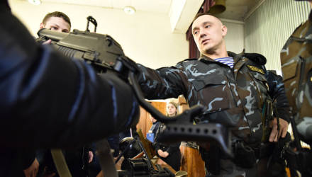 Гомельским старшеклассникам рассказали о службе в милиции и показали спецсредства ОМОНа