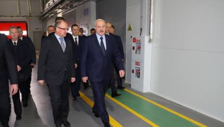 Лукашенко выступил резко против увольнения людей с предприятий в сложный период