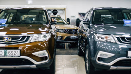 Рубль падает, а цены не растут. Белорусы выгребают из салонов новые Geely и не только