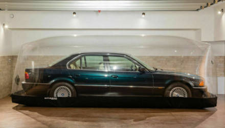 Действительно "капсула времени"! BMW 740 простоял 23 года в специальном пузыре - теперь машину продают