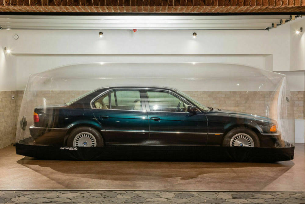 Действительно "капсула времени"! BMW 740 простоял 23 года в специальном пузыре - теперь машину продают