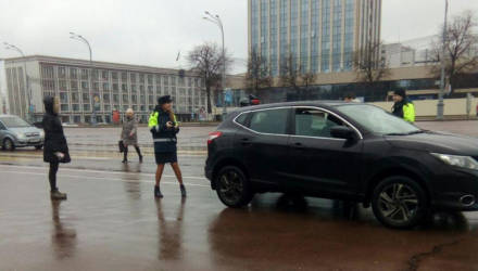 Марафон поздравлений для автоледи проводят в Гомеле сотрудники ГАИ