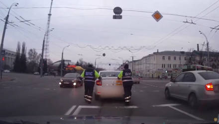 Сотрудники ГАИ в Гомеле оказали помощь автомобилисту