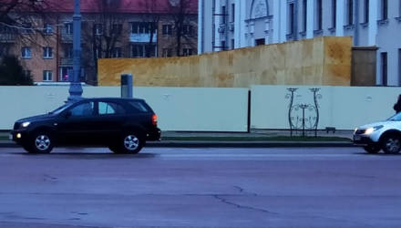 Очевидец: В Гомеле возле драмтеатра ограждением из профнастила снесло женщину с ребёнком