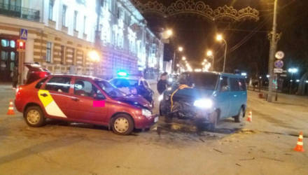 В Гомеле VW не уступил дорогу ВАЗу – 15-летний подросток-пассажир попал в реанимацию