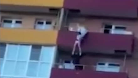 "Это наша работа". Спасатель поймал выпавшую с 14-го этажа девушку — видео