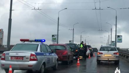 На Полесском мосту в Гомеле водители собрали паровозик из четырёх авто