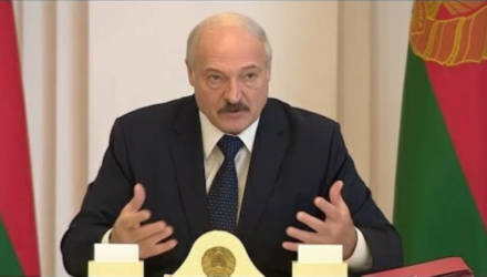 Лукашенко для борьбы с коронавирусом призвал пить водку, ходить в сауну и работать в поле на тракторе