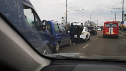 Есть рекорд! Гомельчане собрали на Сельмашевском мосту "паровозик" из 6 авто