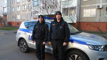 Воткнул клинок в грудь, порезал ноги. В Гомеле сотрудники Департамента охраны задержали мужчину-ревнивца с ножом