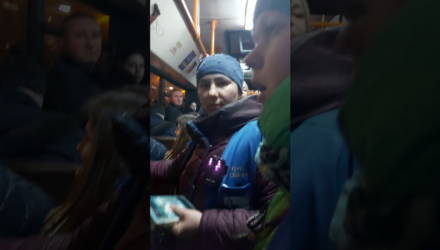 В Гомеле парень с беременной девушкой зашли в переполненный автобус "с хвоста", пропустили кондуктора, не купили билет и возмутились, что их оштрафовали