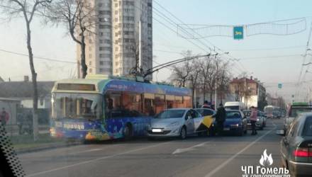 Со стороны казалось, что не заметил троллейбус: ДТП с участием "Яндекс.Такси" частично парализовало движение в Новобелицком районе Гомеля