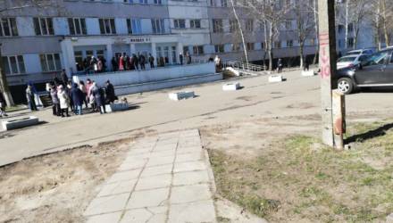 Всё-таки закрывалась. В Гомеле из поликлиники в разгар дня забрали мужчину с подозрением на коронавирус