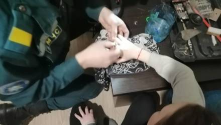 Гомельские спасатели оказали помощь 12-летней девочке в снятии кольца с пальца