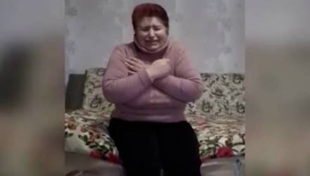 "Не жгите хату!" Украинка слёзно попросила у односельчан прощения за заражение их коронавирусом — видео
