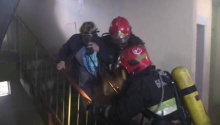 Пожар квартиры в Гомеле: спасателями эвакуированы 7 человек из них двое детей – подробности