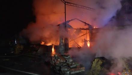 В Гомеле ночью горел склад пластика