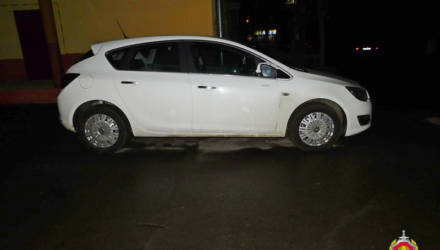 В Гомеле по следам рук нашли хулигана, который повредил зеркала у чужого авто