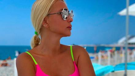Лера Кудрявцева опубликовала фото с отдыха в купальнике после удаления имплантов