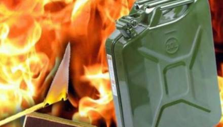 Облил бензином стену своего дома и сказал, что сосед хотел его сжечь