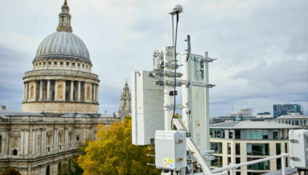 В Великобритании начали сжигать вышки с 5G. Их считают разносчиками коронавируса из-за конспирологии в соцсетях