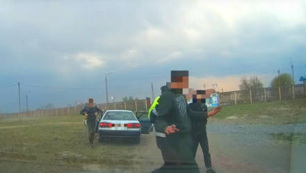На Гомельщине компания молодежи скрывалась от ГАИ. Погоню зафиксировали на видео