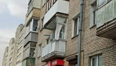 В Гомеле сильный порыв ветра вырвал "с мясом" балконную раму
