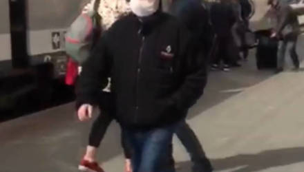 "Стой, стой, что ты хочешь?" Девушка с партией наркотиков задержана на вокзале в Гомеле – видео