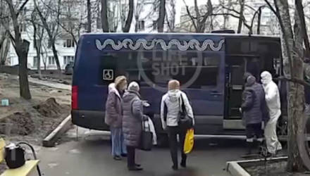 В Москве женщина умерла на лавочке возле дома после того, как её привезли из больницы
