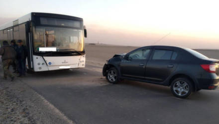 Ни Гомельщине из-за песчаной бури "Рено" сдуло под автобус – пострадал пассажир