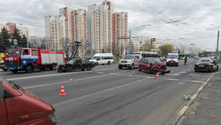 Жёсткое ДТП в Гомеле на Советской: в автомобилях зажало водителей, понадобилась помощь спасателей