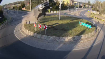 #аварии #дтп #водители Водитель на пустой дороге не заметил ограждение и взлетел в воздух, как пушечный снаряд — видео