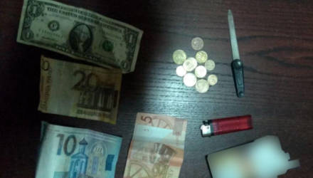 В Мозыре женщина зашла в открытую дверь чужой квартиры, похитила деньги и спряталась от милиции в кустах
