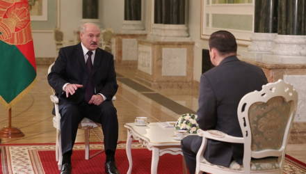 Лукашенко посоветовал президенту Литвы заняться "своим вирусом"