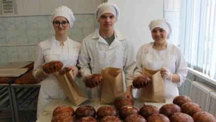Гомельский колледж кулинарии испёк врачам пасхальные куличи