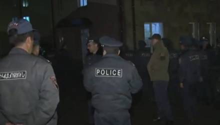 500 армян устроили самосуд в больнице, перерезав горло двум убийцам
