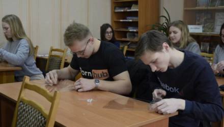 В Гомеле студенты и предприниматели наладили поточное производство защитных щитков для медработников
