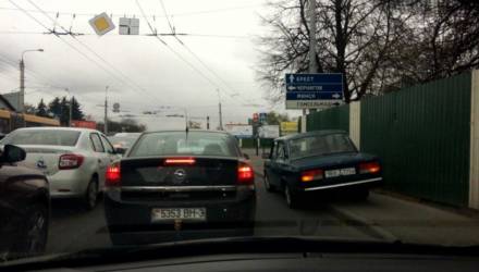 "Бить, нельзя, объяснять бесполезно, значит, по закону". В Гомеле водители требуют наказать молодёжь в "Жигулях", которые в час пик перекрыли... тротуар