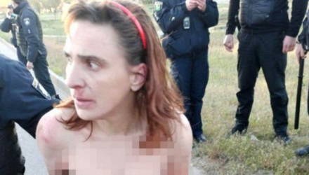 Украинка голой разгуливала по улице с отрезанной головой дочери