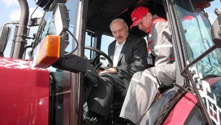 Лукашенко рассказал, сколько в его хозяйстве тракторов