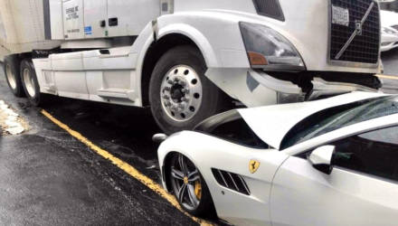Разгневанный дальнобойщик в США раздавил Ferrari своего босса. В соцсетях его назвали борцом с несправедливостью
