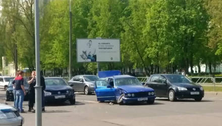 В Гомеле запечатлели грустный BMW после ДТП, водитель Яндекс.Такси побил рекорд, а один парень чудом проскочил перед авто
