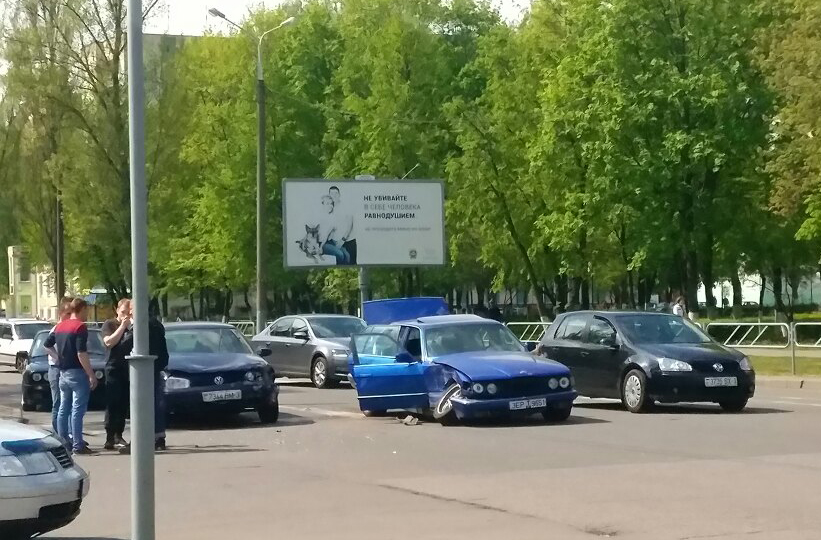 В Гомеле запечатлели грустный BMW после ДТП, водитель Яндекс.Такси побил рекорд, а один парень чудом проскочил перед авто