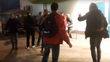 В Гомеле возле "Евроопта" молодёжь пила пиво, дралась и ругалась матом. Кто-то заснял происходящее на видео
