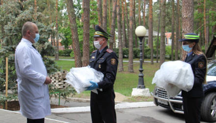 Гомельская ГАИ передала медикам противоэпидемиологические костюмы