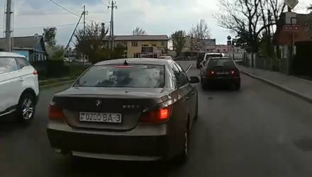 В Гомеле водитель BMW дерзко обогнал автобус через сплошную, чуть не врезался во встречное авто, "засветил" номера и теперь может лишиться прав
