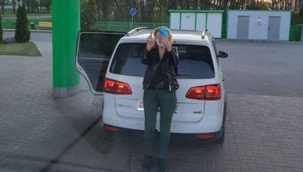 "Спасители, спасибо за работу". На мозырской заправке женщина показала средний палец медикам на скорой