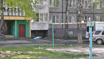 В Гомеле женщина выпала из окна многоквартирного дома и разбилась насмерть